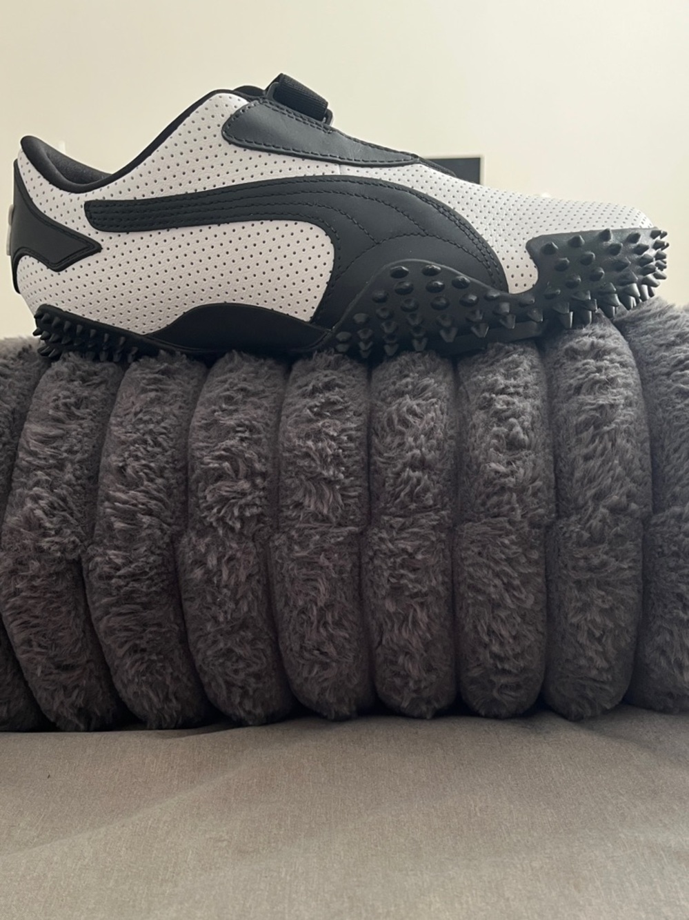 Puma Women’s White and Black Athletic Shoes☑️
